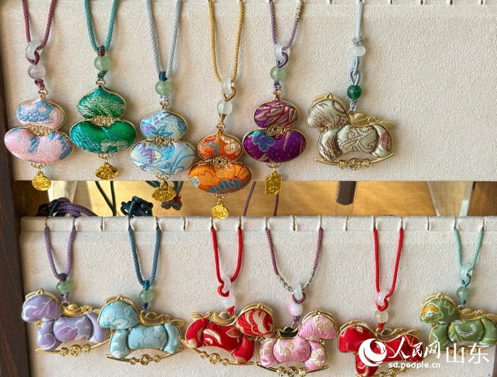 戎玉蕊創作的融合了魯繡元素的挂墜。人民網 陳秋童攝