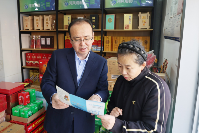 客户经理徐明为零售户张蕊宣传反诈知识
