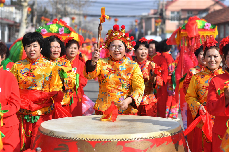 2026年2月14日,在山东省青岛市城阳区红岛街道西大洋社区举办的新春民俗文化巡演活动上,村民在表演鼓舞闹春。王海滨摄