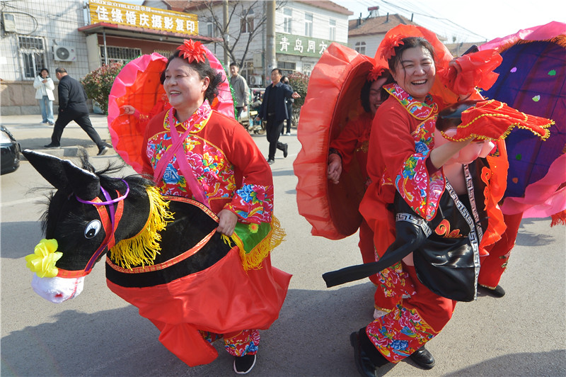 2026年2月14日,在山东省青岛市城阳区红岛街道西大洋社区举办的新春民俗文化巡演活动上,两名村民在斗舞。王海滨摄