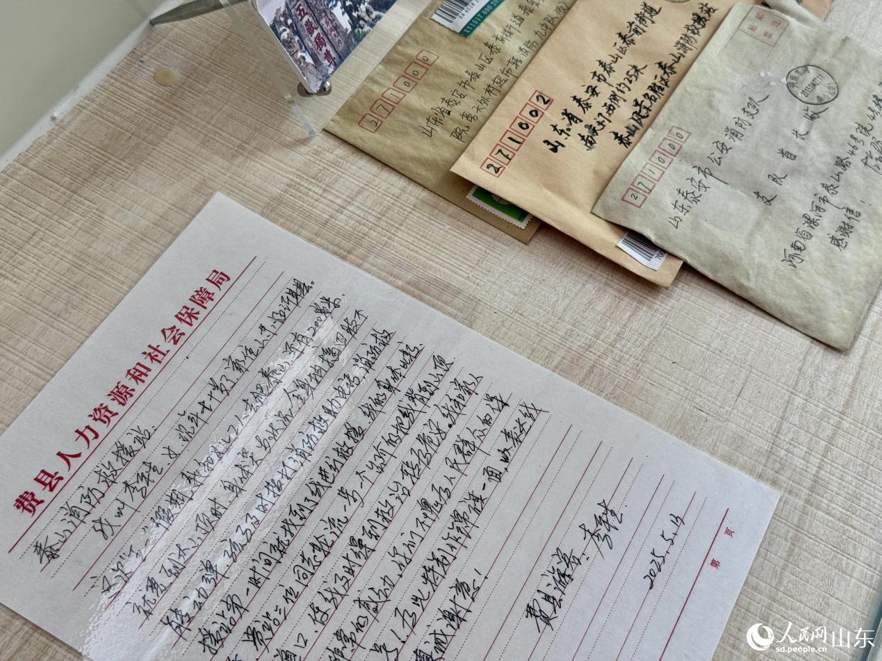 陳列櫃裡裝滿了游客寫的感謝信。人民網 鄭昕橋攝