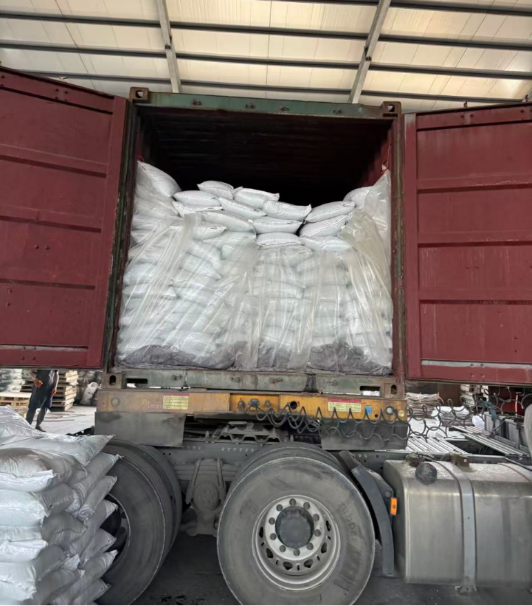 裝載中的淄博陶瓷釉料。孫虎攝