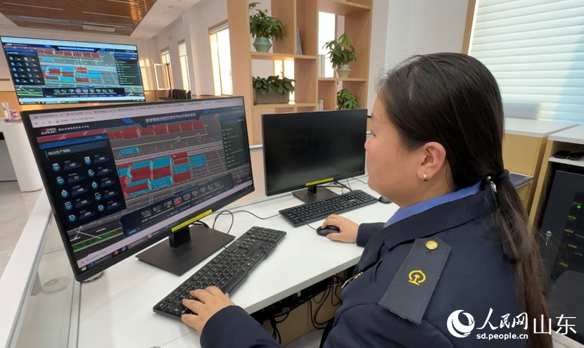 三維立體地圖上清晰地跳出集裝箱的實時信息。人民網記者 喬姝攝