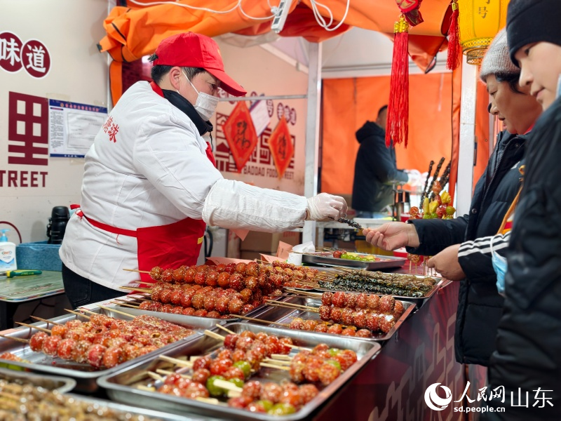 山楂糖球依然是每年糖球会的热销品。人民网记者 刘颖婕摄