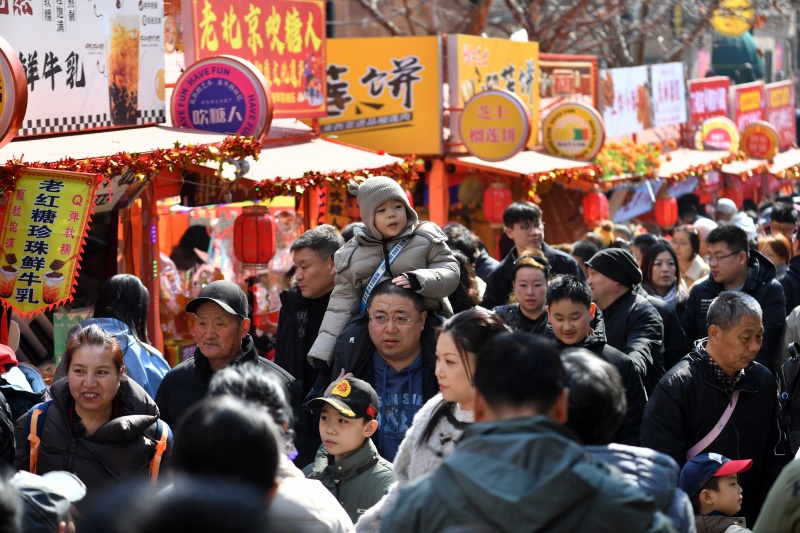 游客在大鲍岛美食街上游玩享春光。王海滨摄