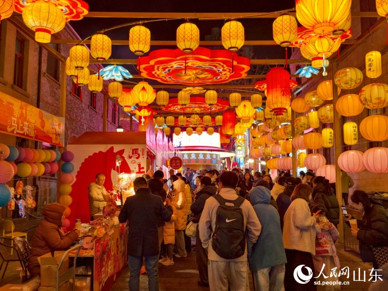 欢声笑语洒满街区。人民网记者 刘颖婕摄