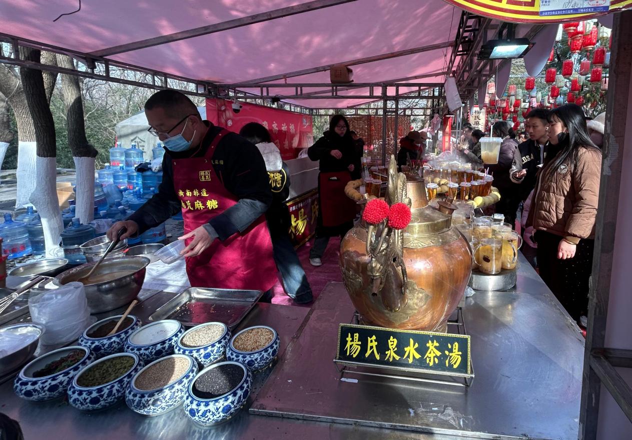 2026年济南千佛山新春游园会泉水茶汤摊位。李若楠摄