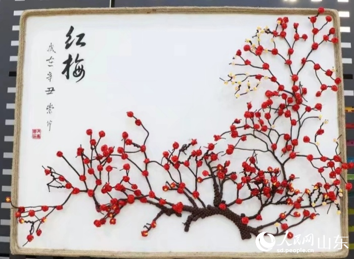 尹崇芹作品《红梅》。人民网 陈秋童摄