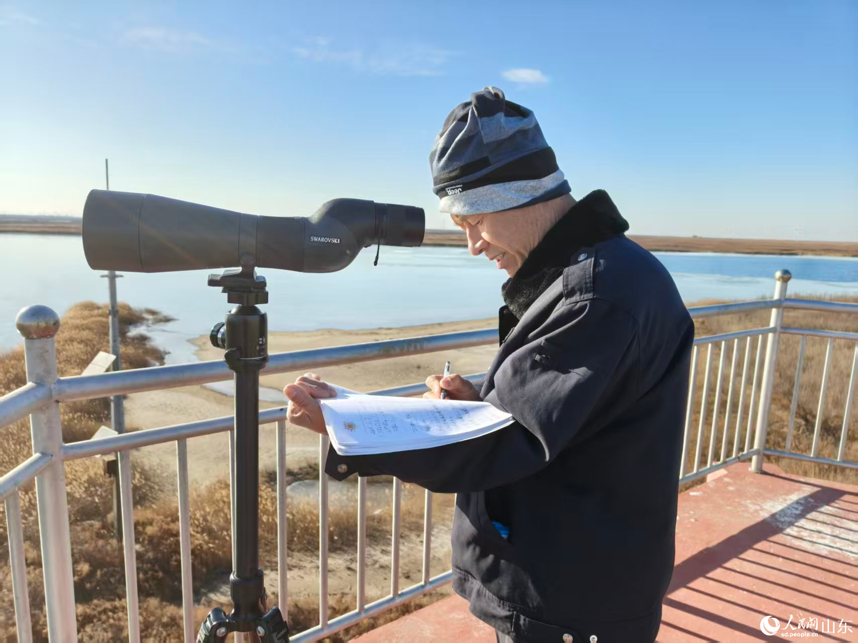 陳洪永在觀測點進行巡護工作。人民網記者 公雪攝