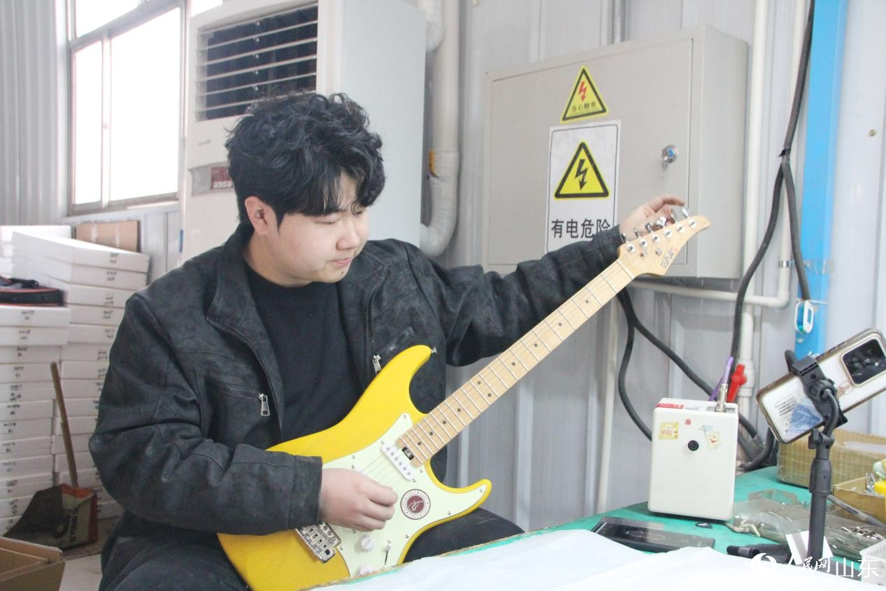 質檢師陳重洋正在調琴音。人民網記者 宋翠攝