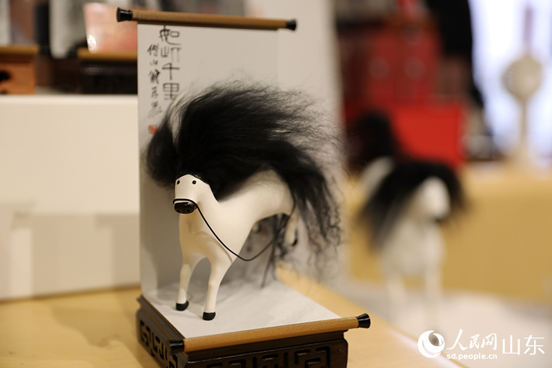 文創產品“馬彪彪”。人民網記者 劉祺攝