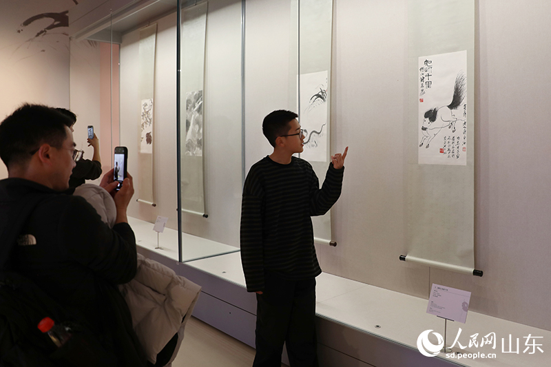 山東美術館展出的齊白石真跡《如此千裡》。人民網記者 劉祺攝