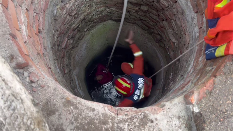 山东济南:惊险!6旬老人失足坠井消防人员井下救人(图1)