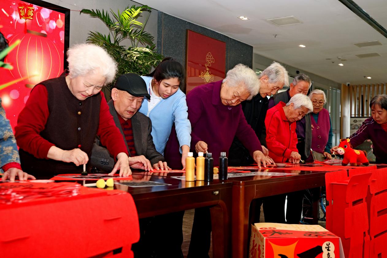 老人們體驗傳統拓印。李秀玲攝