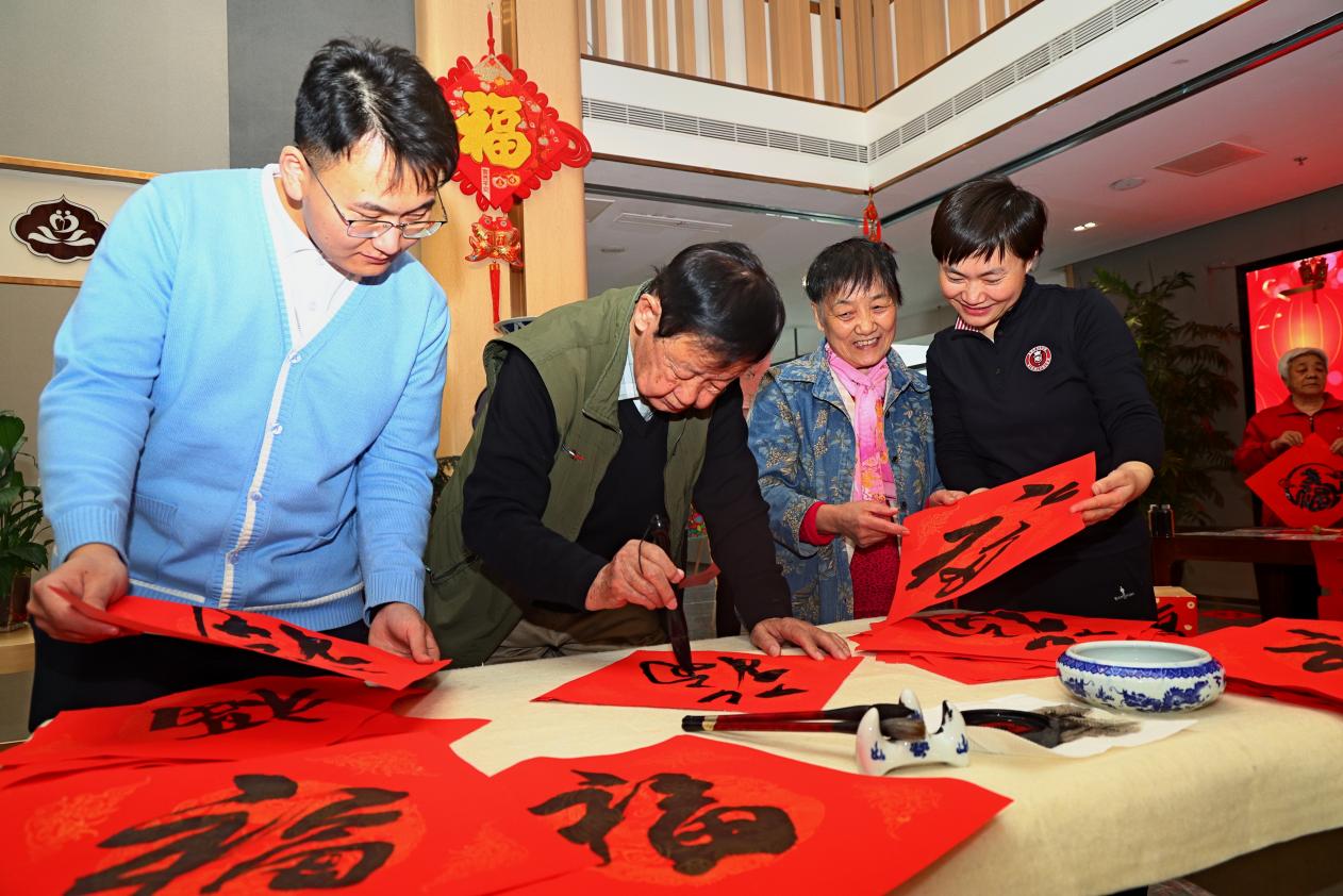 老人們一起寫“福”字。李秀玲攝