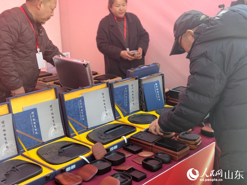 游客現場感受歙硯的雅致韻味。人民網記者 劉穎婕攝
