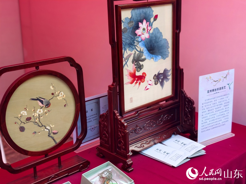 河北定州緙絲“通經斷緯”。人民網記者 劉穎婕攝