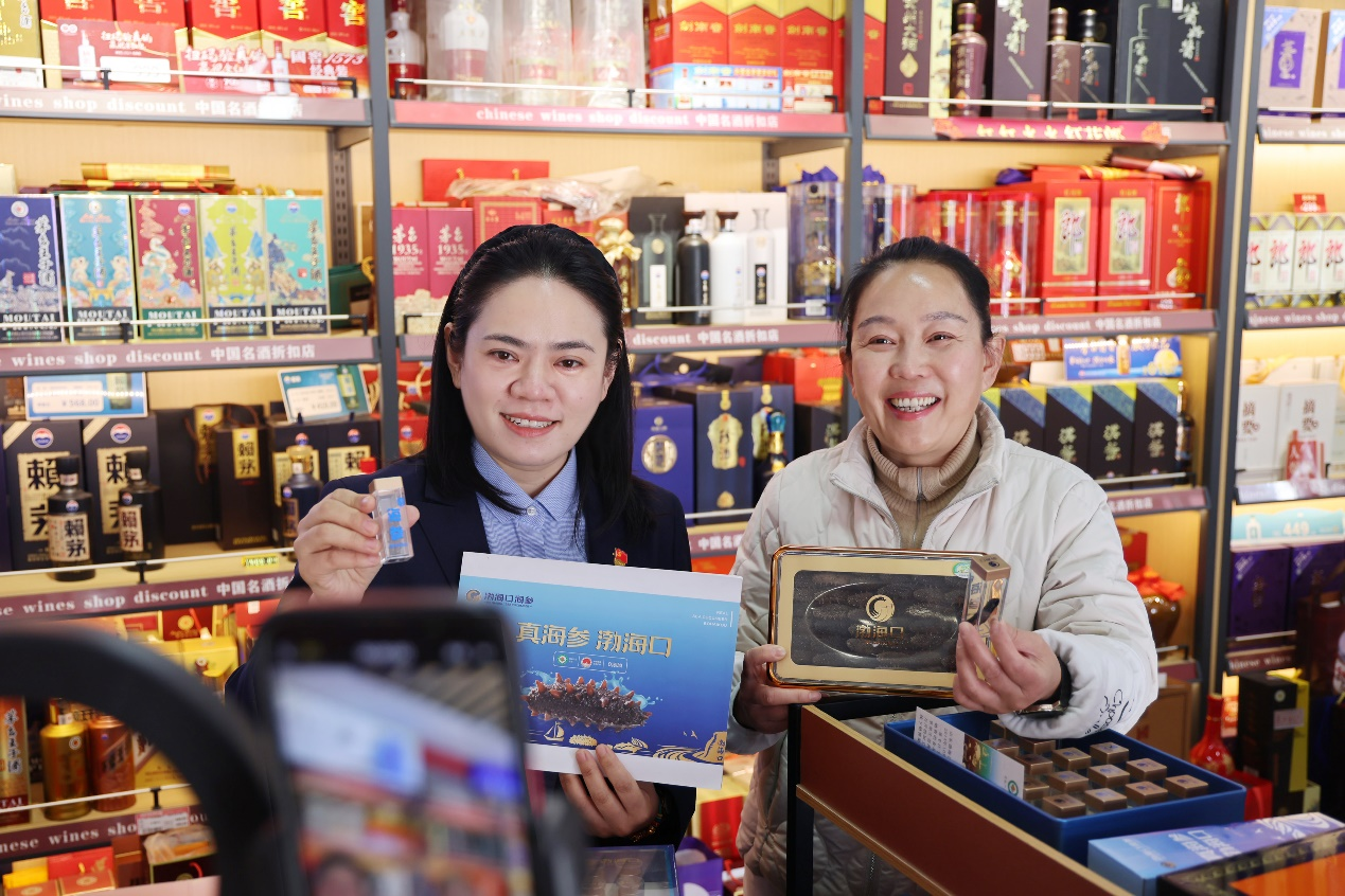 客戶經理李雪玉（左）正在指導零售戶高鳳玲直播賣貨