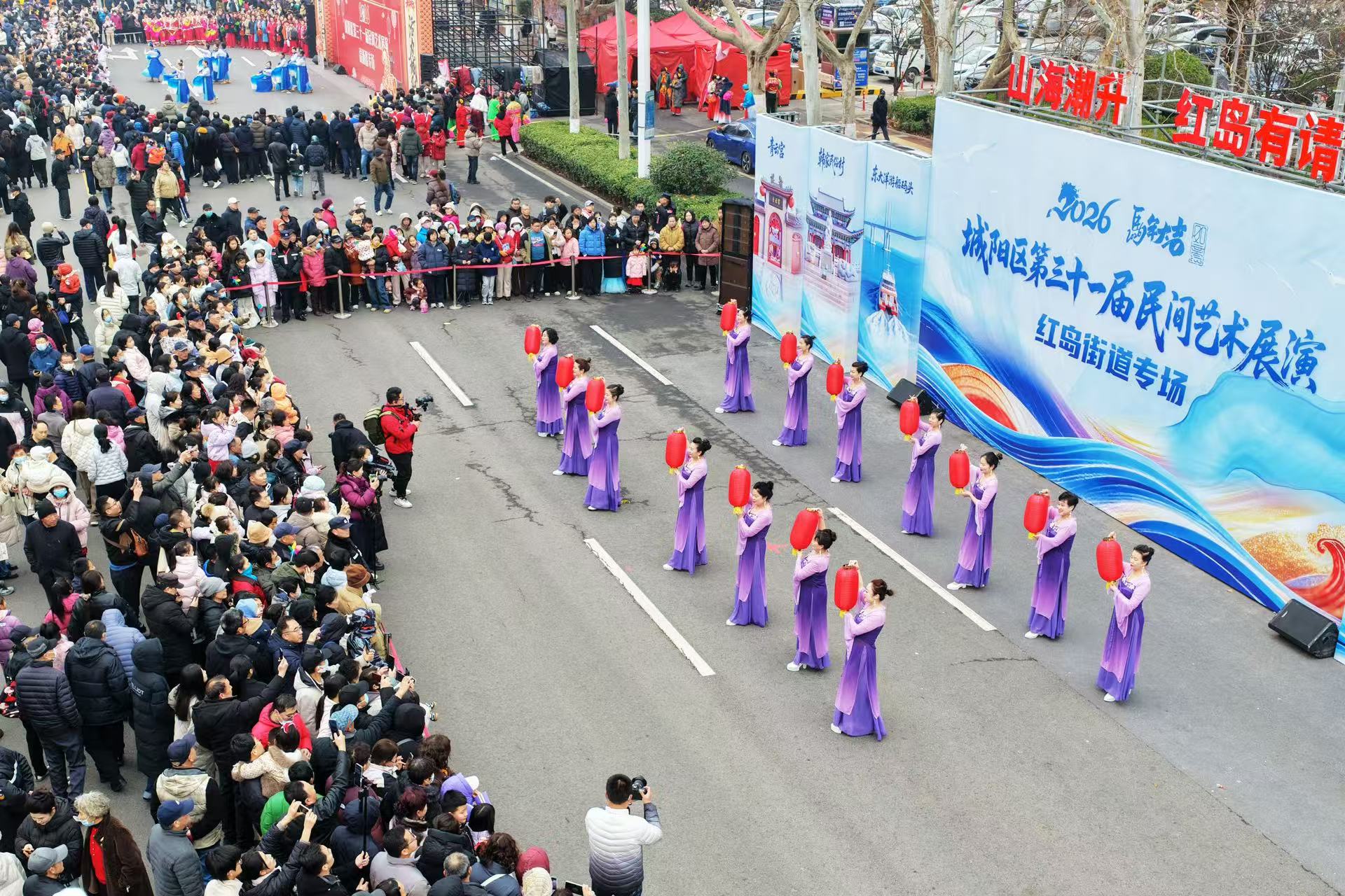2026年3月3日，在山东省青岛市城阳区第三十一届民间艺术展演活动上，众多游客在围观红岛街道表演的舞蹈节目。