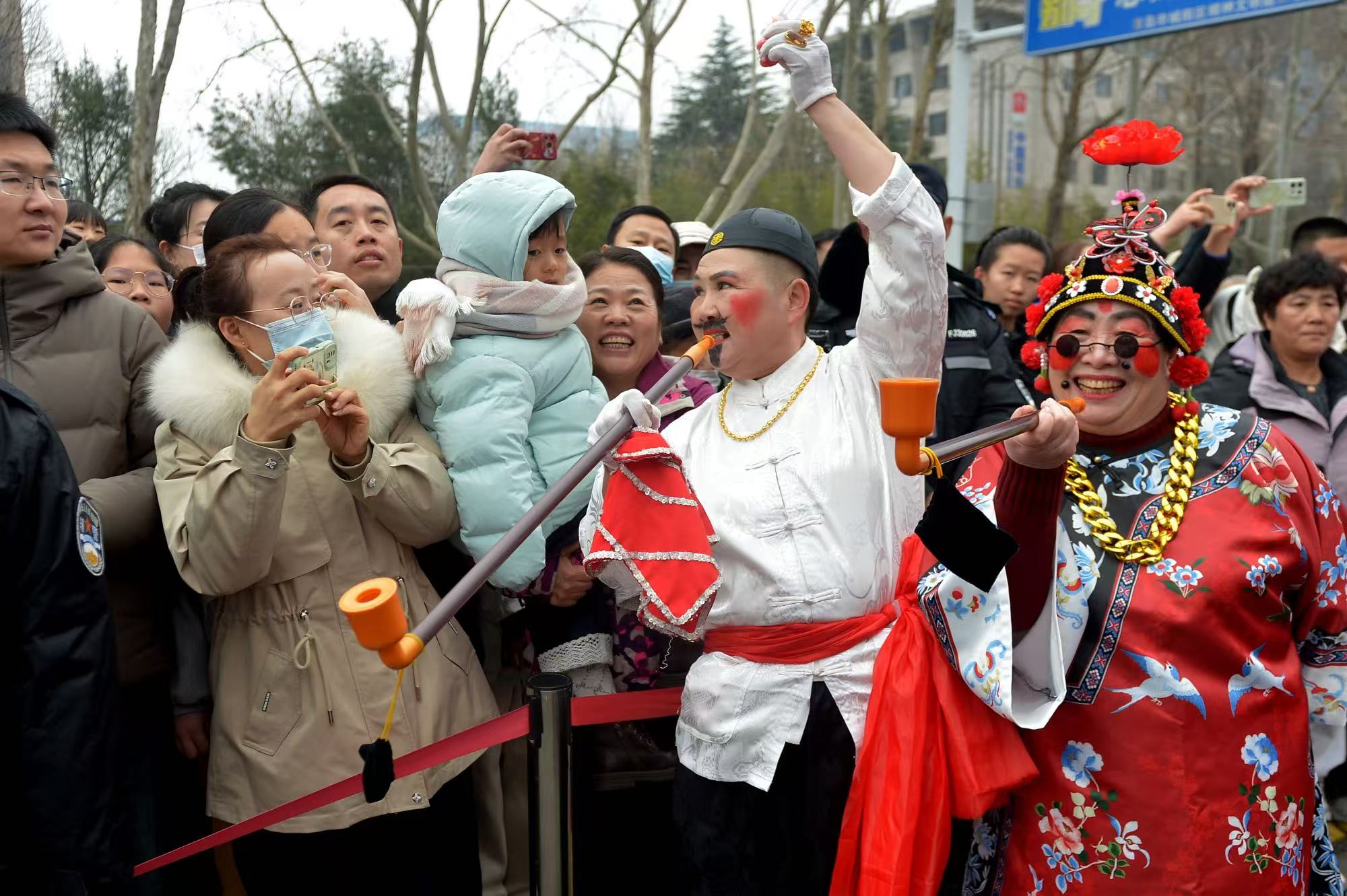 来自红岛街道的秧歌演员在与观众互动