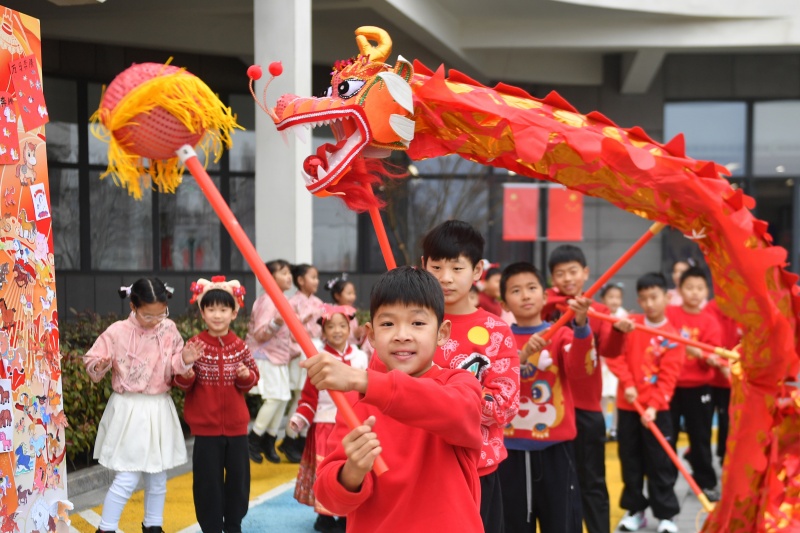 學生們通過舞龍方式迎接新學期。王海濱攝
