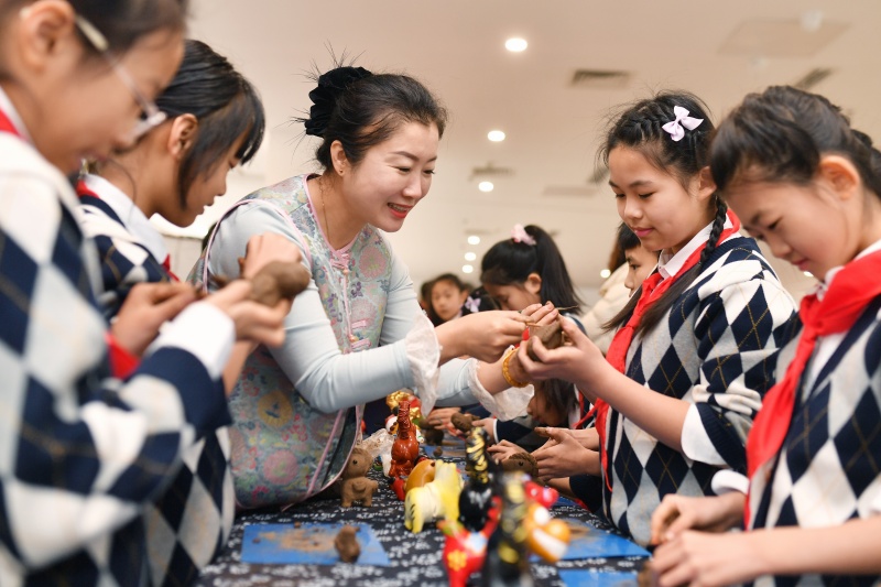 學生們跟隨民間藝人學習非遺泥塑。王海濱攝