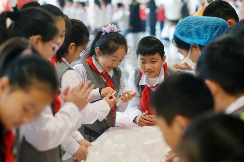 學生們在體驗非遺花餑餑制作。王海濱攝