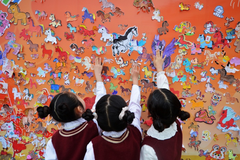 學生們在粘貼馬年貼畫。王海濱攝