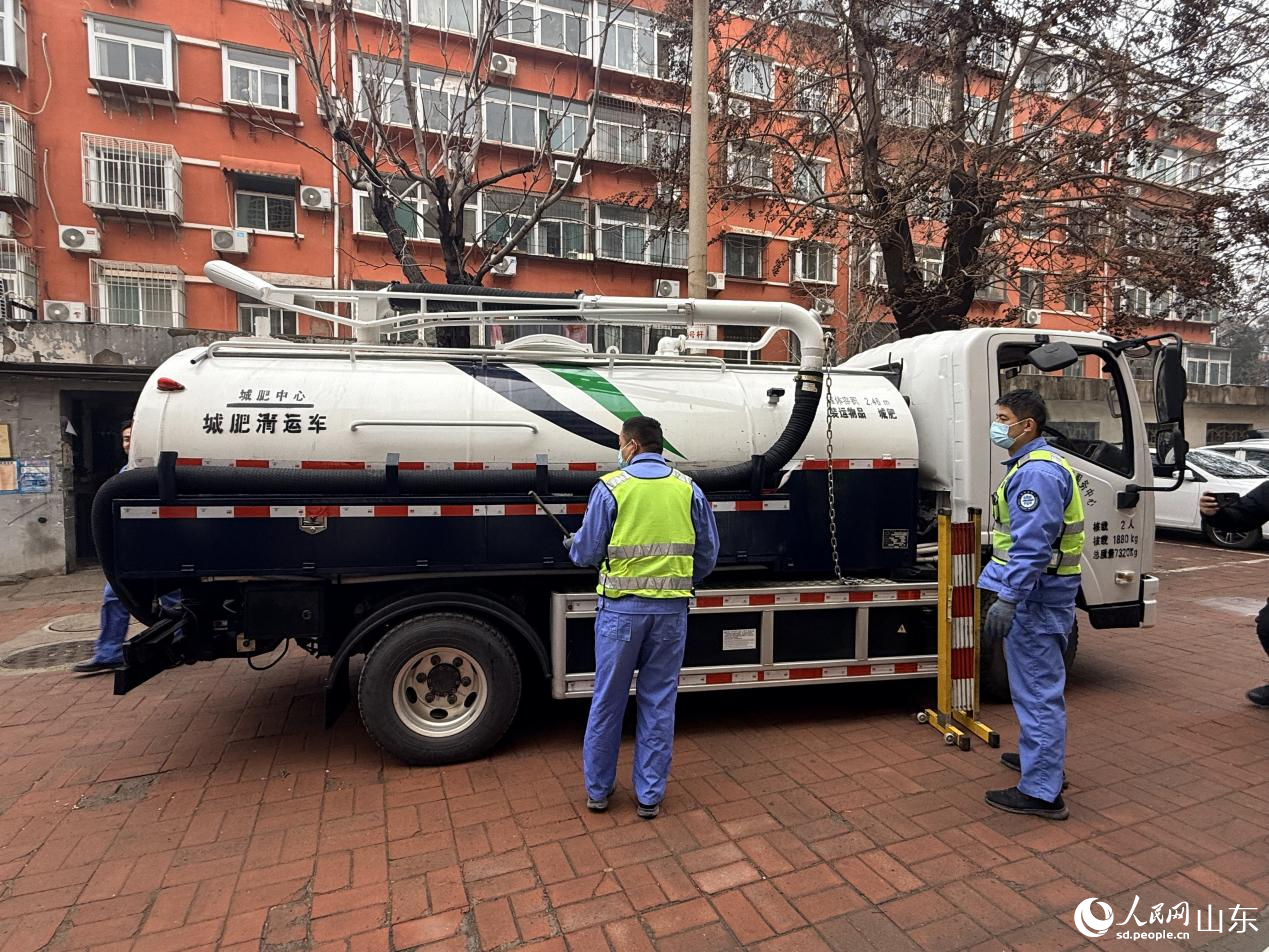 等待作業的城肥清運車。人民網 李子悅攝