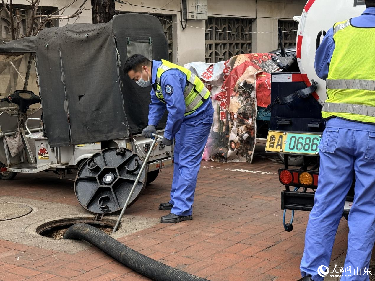 陳國瑞進行清疏作業。人民網 李子悅攝