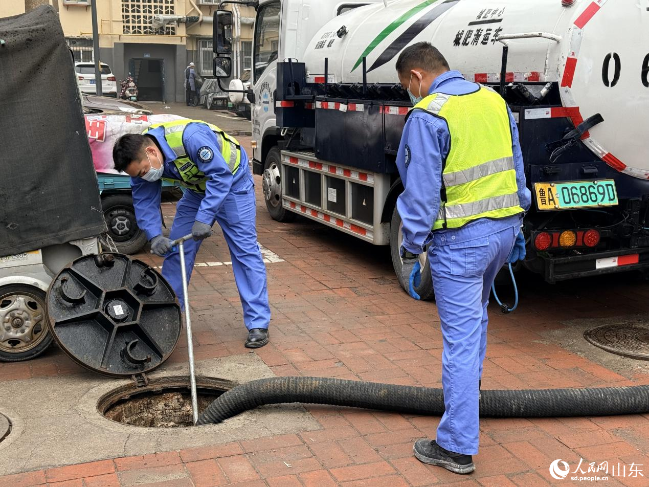 陳國瑞與同事一起進行清疏作業。人民網 李子悅攝