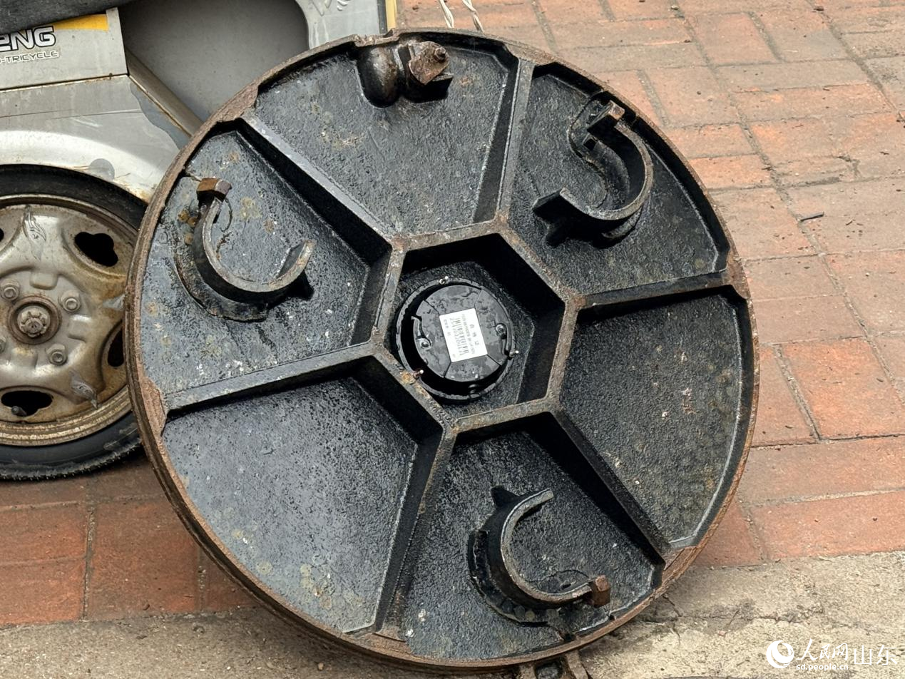 陳國瑞參與研發的第八代化糞池液位監測裝置。人民網 李子悅攝