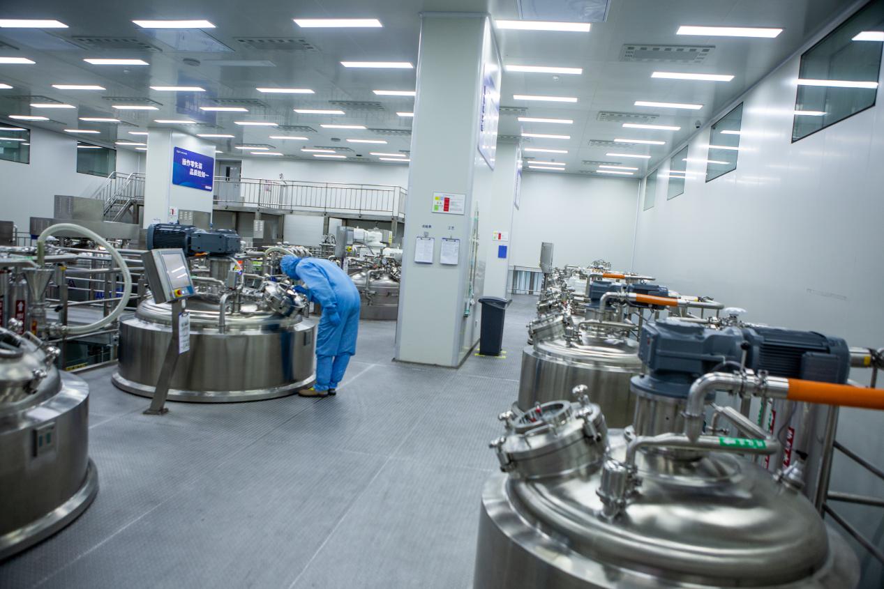 操作工人監測化妝品配制過程