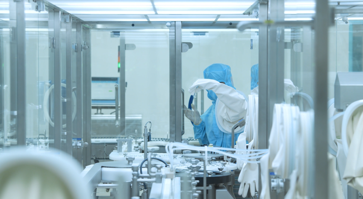 技術人員觀察膠原蛋白性狀