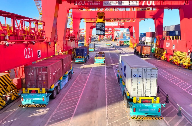 山東港口日照港全自動化集裝箱碼頭一派繁忙景象。張明軍攝