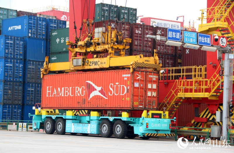 電動智能導引運輸車正在裝貨。人民網記者 宋翠攝