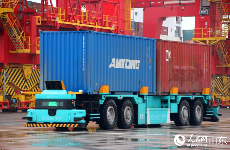 正在工作的電動智能導引運輸車。人民網記者 宋翠攝