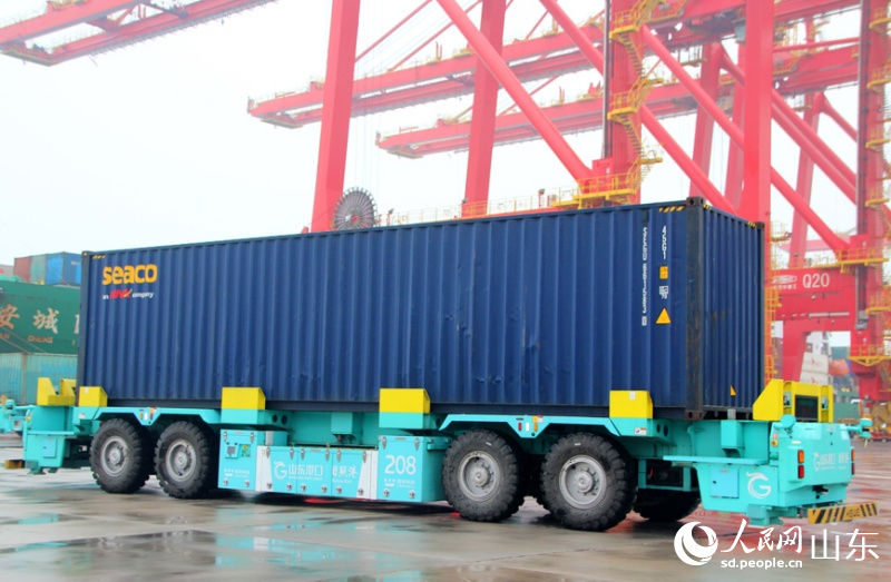 電動智能導引運輸車將堆場的貨物“送”到岸橋下。人民網記者 宋翠攝