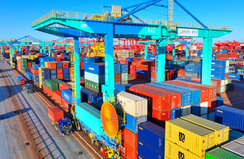 港口的全自動輕量化電動軌道吊高效運行。張明軍攝