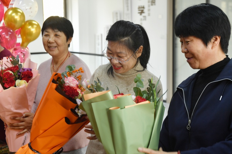 轄區女性在交流完善手捧花。