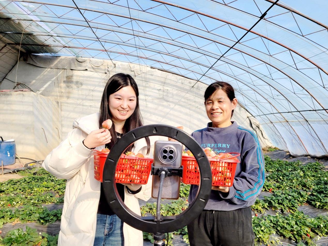 志願者孫妍妍（左一）幫助果農開展線上直播