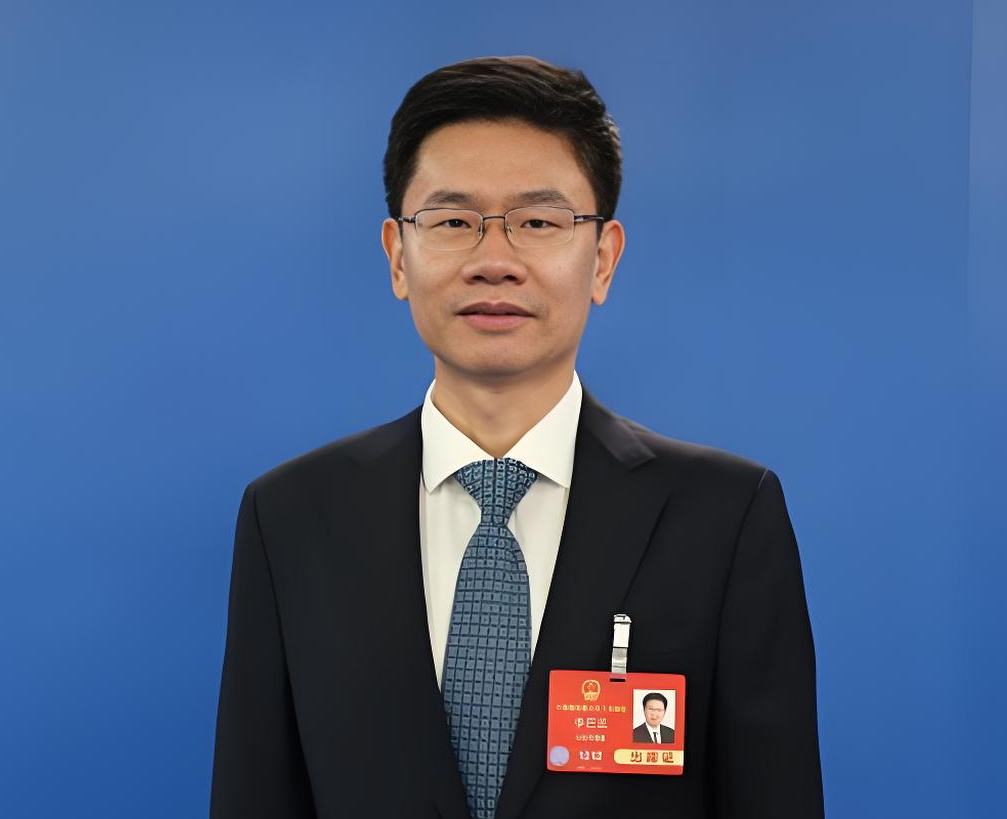 李在武                                      推进港产城融合发展，坚持一体推进“强港、兴产、活城”，将港产城高质量融合发展的“新成效”转化为现代化海滨城市建设的“硬支撑”。                  
