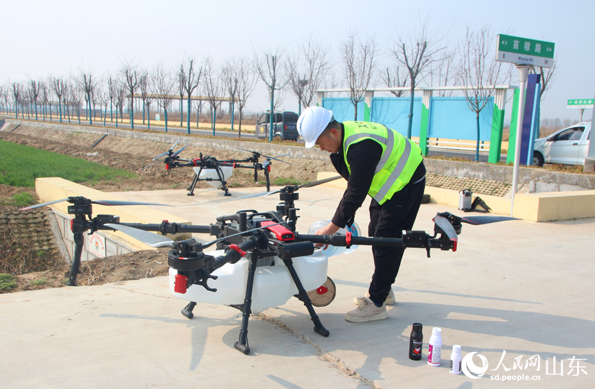 機手為植保無人機加水肥。人民網記者 宋翠攝