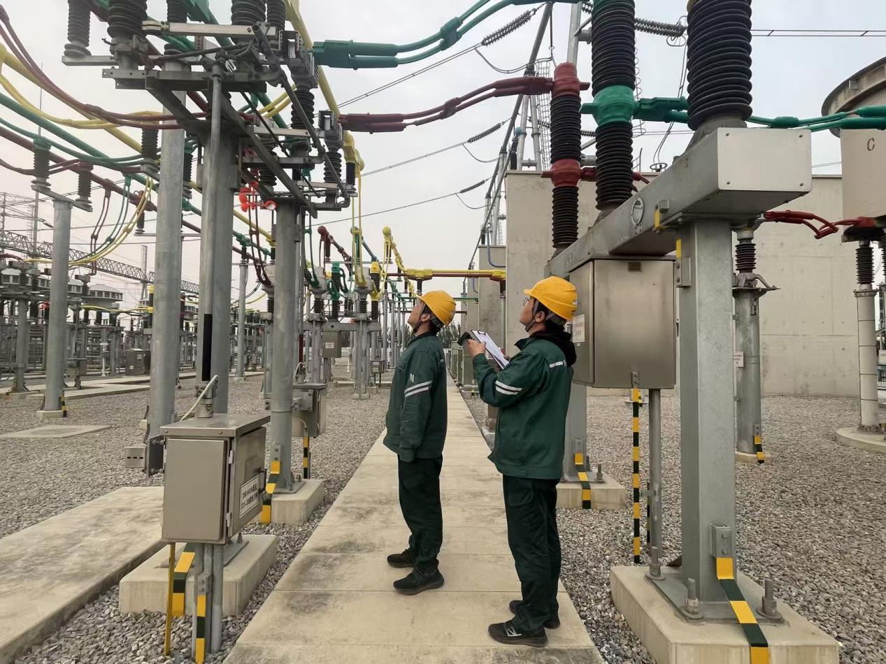 國網山東超高壓公司變電運維人員開展500千伏貝州變電站設備巡視工作。隗茂春 攝