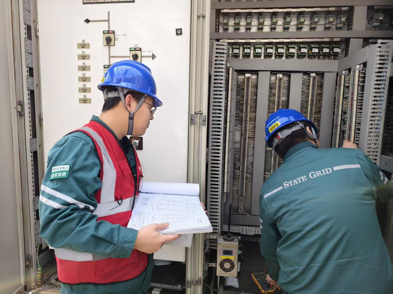 3月11日，國網山東超高壓公司±660千伏膠東換流站運檢人員開展設備檢查。隗茂春 攝
