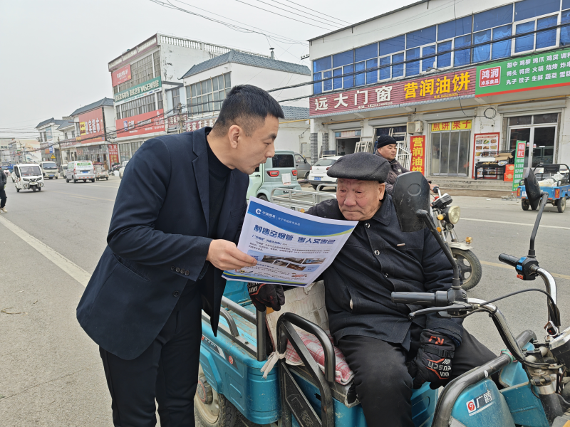 党员志愿者向消费者宣传空管烟危害,守护消费者利益