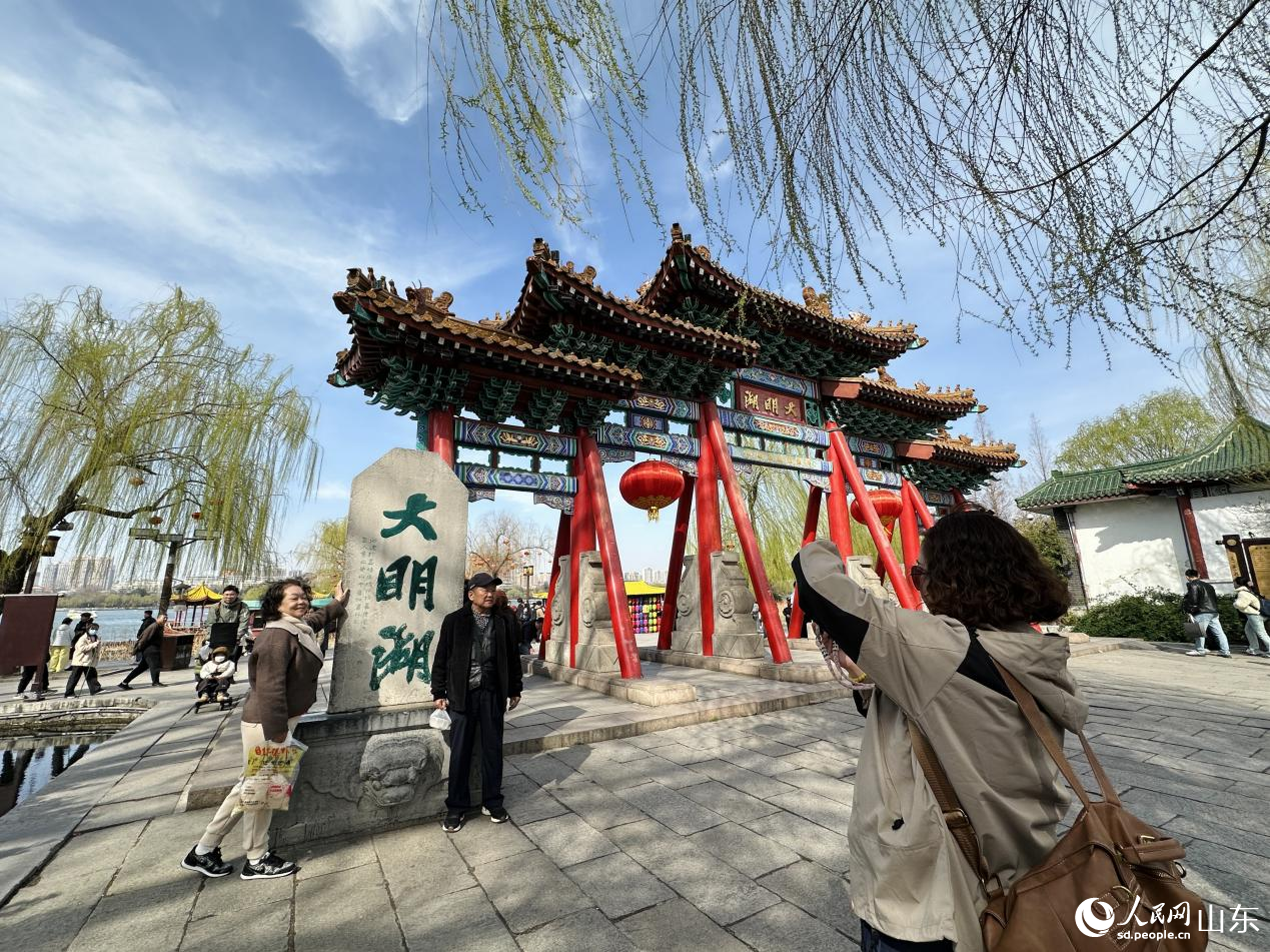 市民游客在大明湖畔驻足留影。人民网记者 乔姝摄