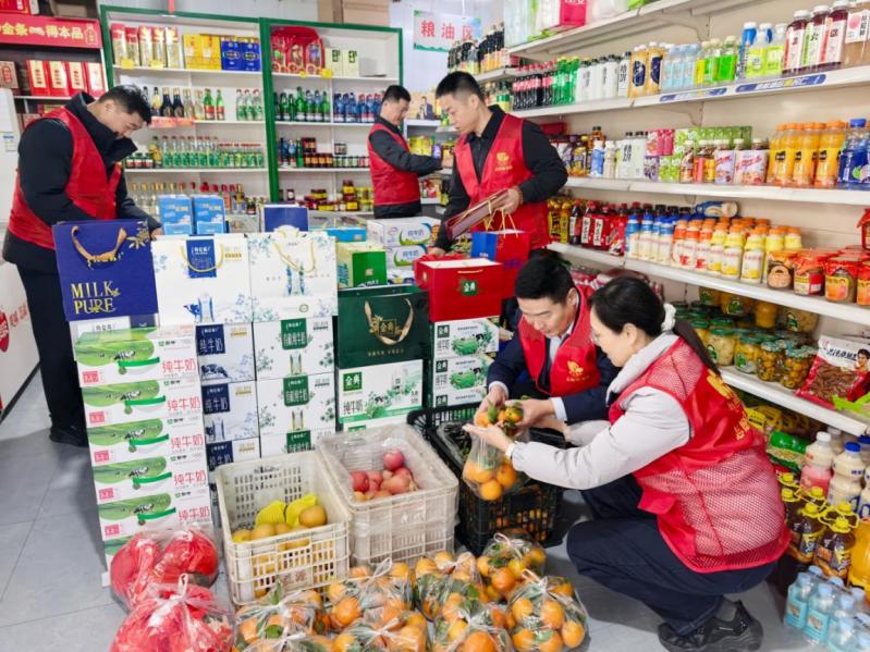 基层服务站工作人员帮助王桂兰整理店内商品