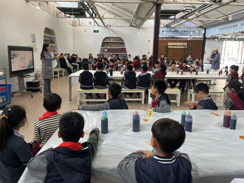 研学老师带领学生体验“方巾扎染”课程。孙鹏摄