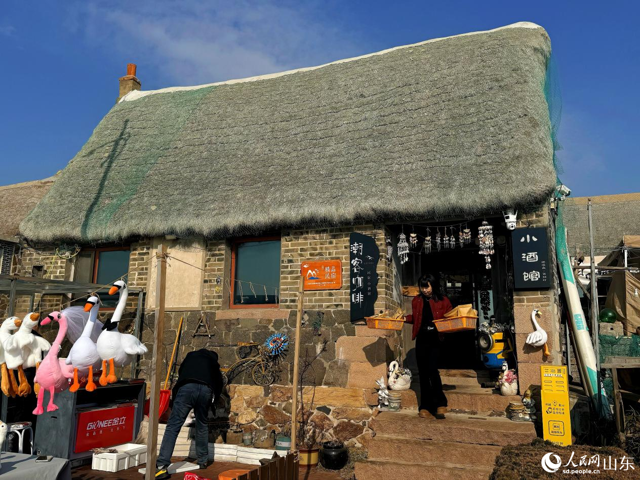 烟墩角村内的咖啡屋。 人民网 李子悦摄